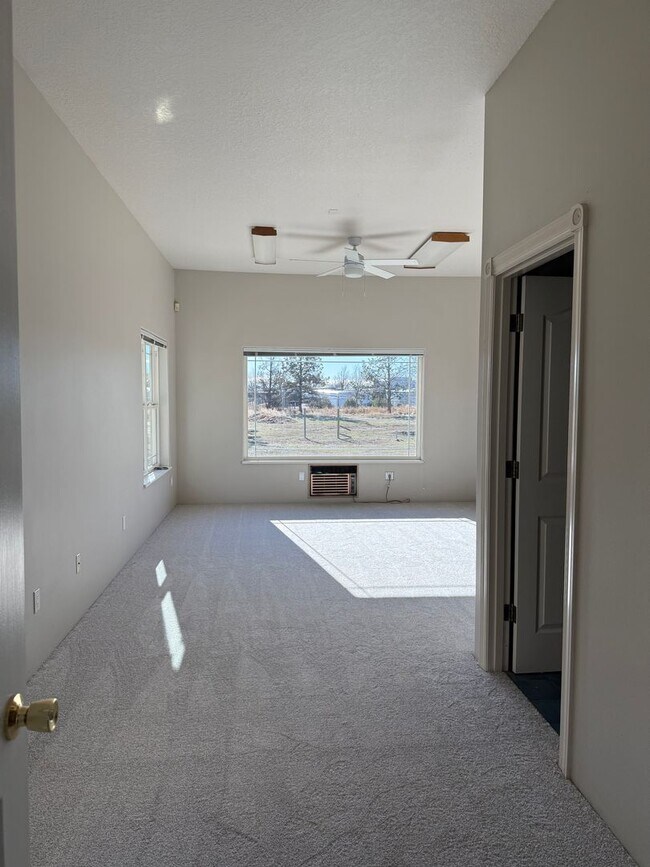 Building Photo - Spacious Redmond Estate on 14 Acres – 4,300+ Sq Ft, Pastures, 4-Car Garage