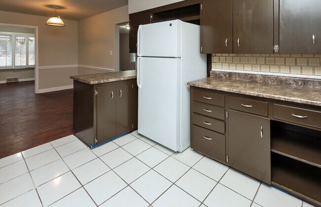 Building Photo - Spacious 4 bedroom 2 bathroom home
