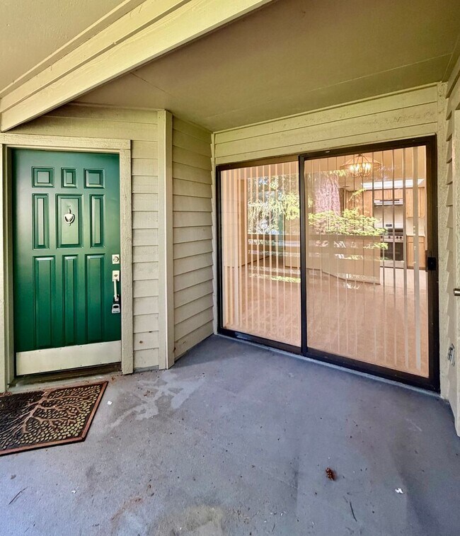 Building Photo - 1276 Bellevue Way NE