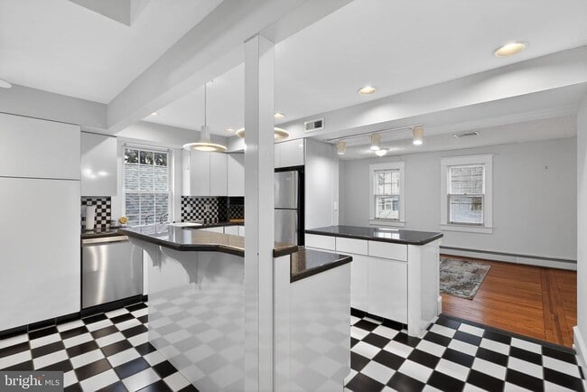 Building Photo - 18 GROVE St