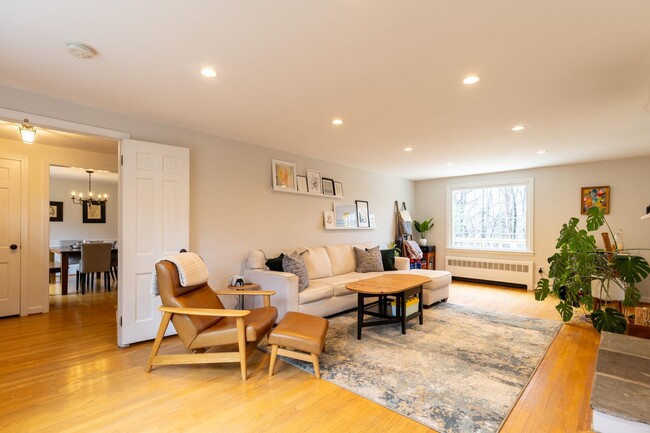 Building Photo - Bright and Beautiful 4 Bedroom Colonial