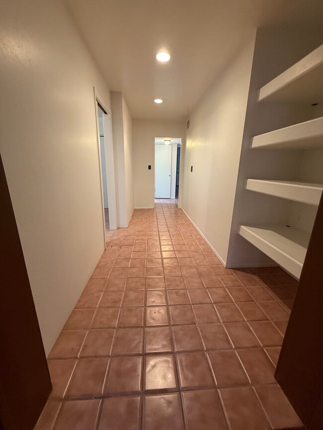 Building Photo - HOUSE FOR RENT