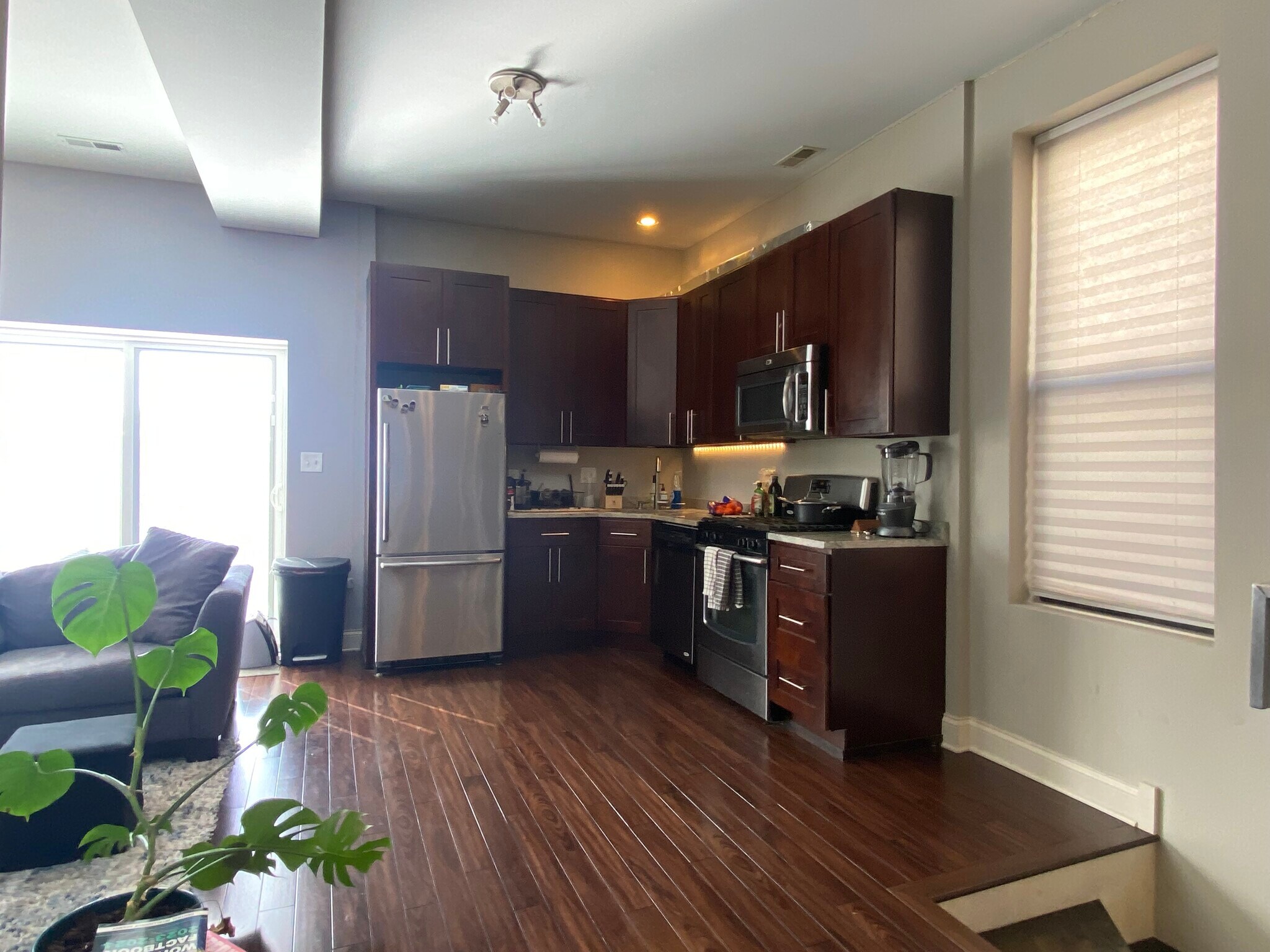 Building Photo - 1312 N Claremont Ave