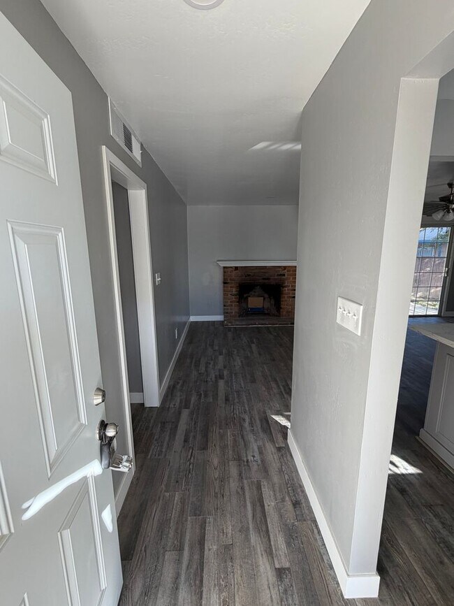 Building Photo - Newley Remodeled 3 BD 2 BA house with Big lot in SW Bakersfield