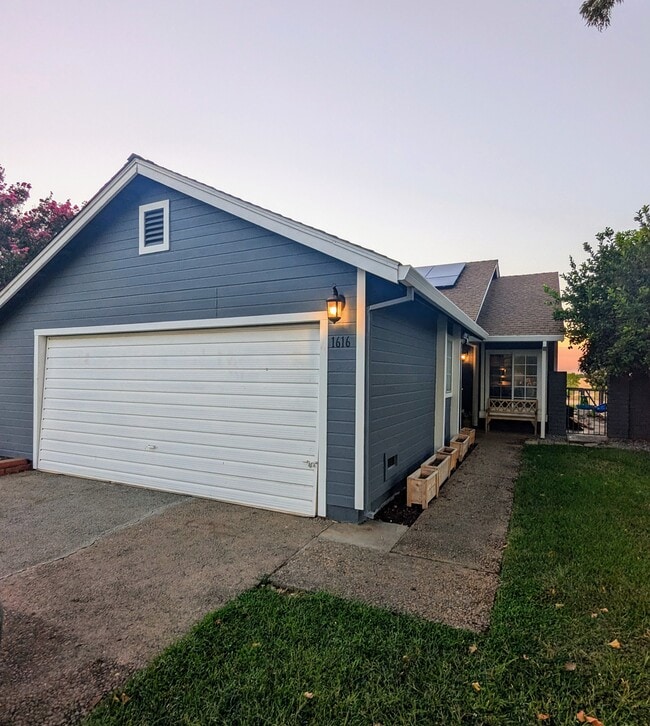 Primary Photo - 1616 E Lassen Ave