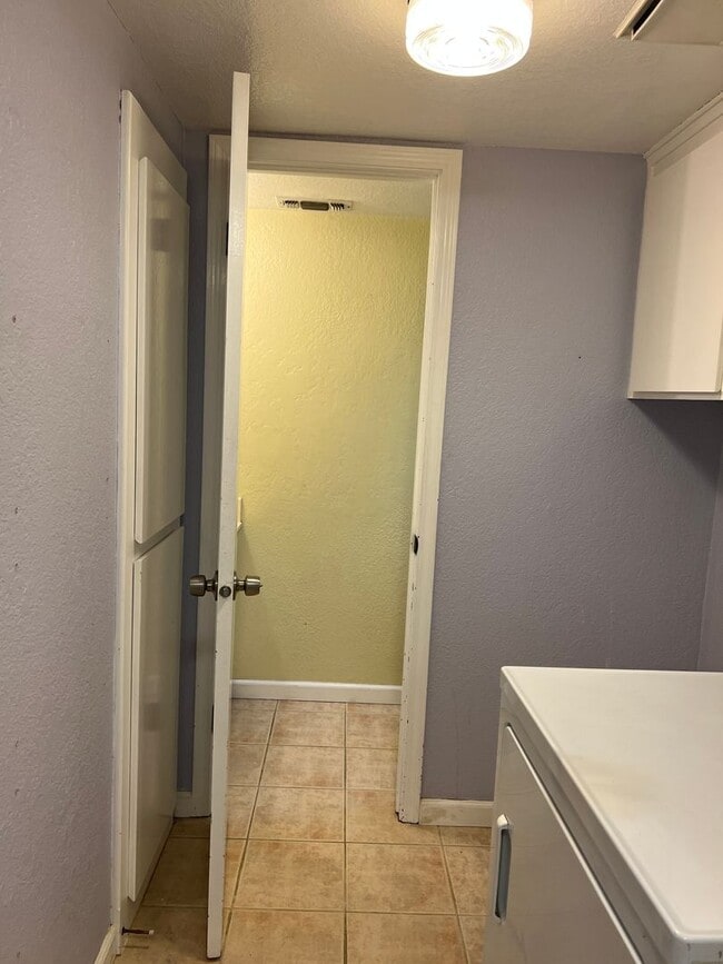Building Photo - Available now! South Davis Townhome On Ver...