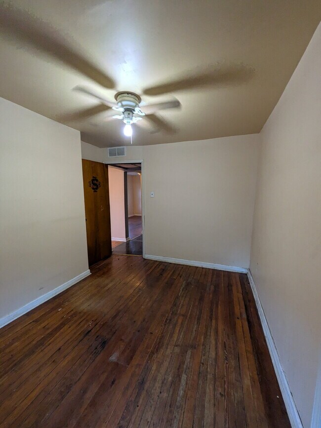 Building Photo - Beautifully updated 2 bed 1 bath apartment in Beaver Falls!