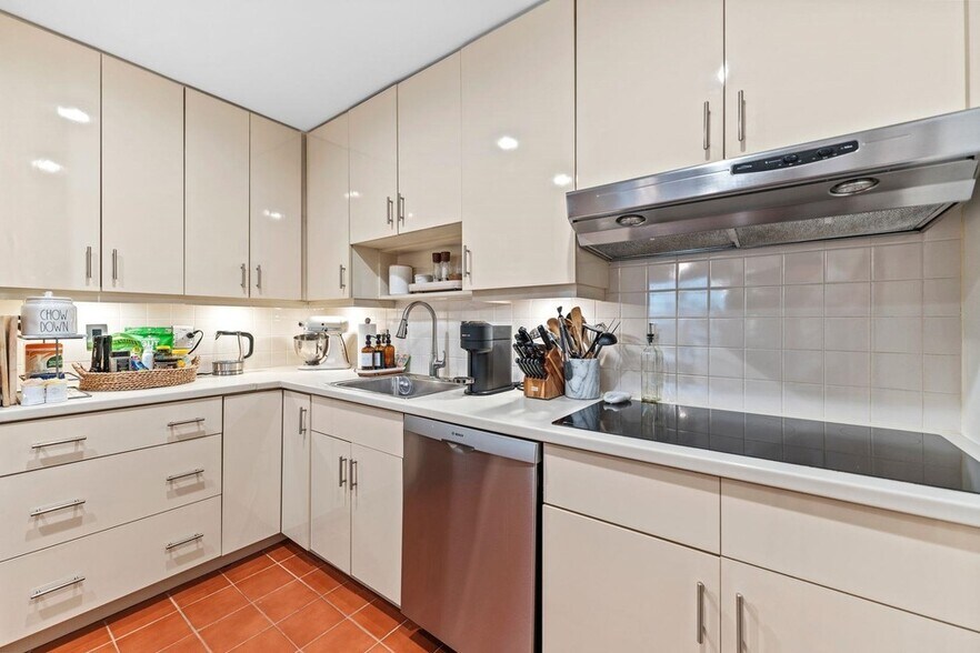 Building Photo - 200 Shearwater Ct W