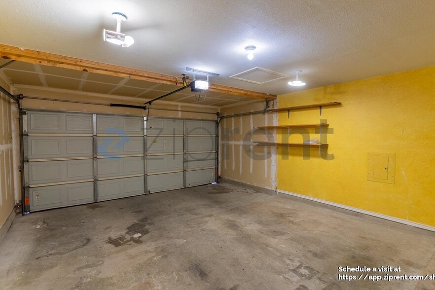 Building Photo - 817 Sheraton Ave