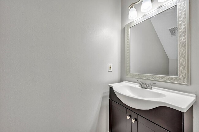 Building Photo - "Spacious 3-Bed, 3-Bath Townhouse with Elegant Hardwood Floors in Ocoee!"