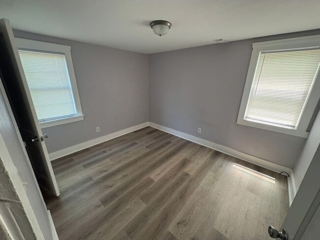 Building Photo - 3 Bedroom, 1 Bath Home