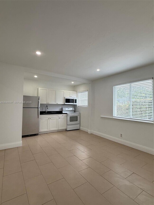 Building Photo - 6723 NE Miami Pl