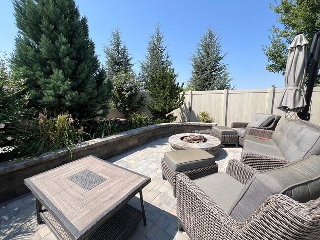 Building Photo - Beautiful custom built home with 4 bed 3.5...