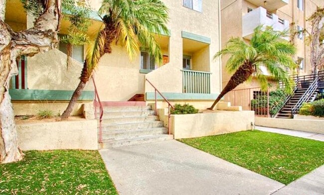 Building Photo - Amazing West LA Location - 2 bd / 2.5 ba T...