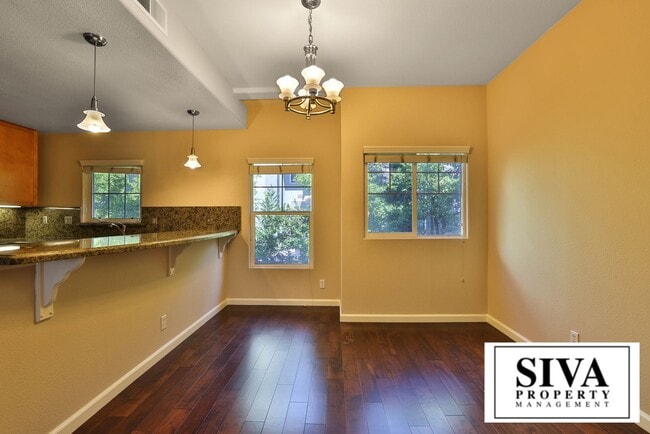 Building Photo - 808 Lenzen Ave