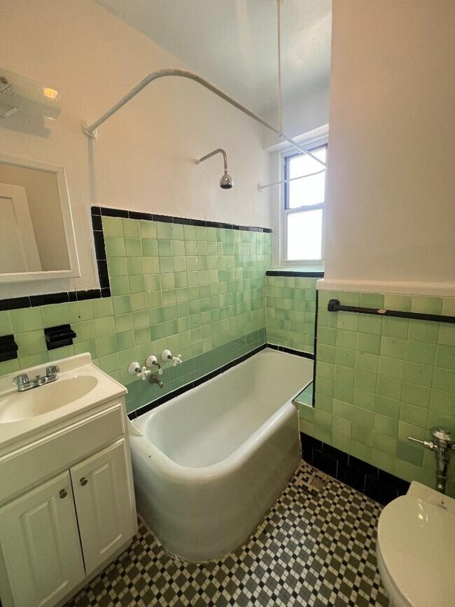 Building Photo - 0 bedroom in SUNNYSIDE NY 11104