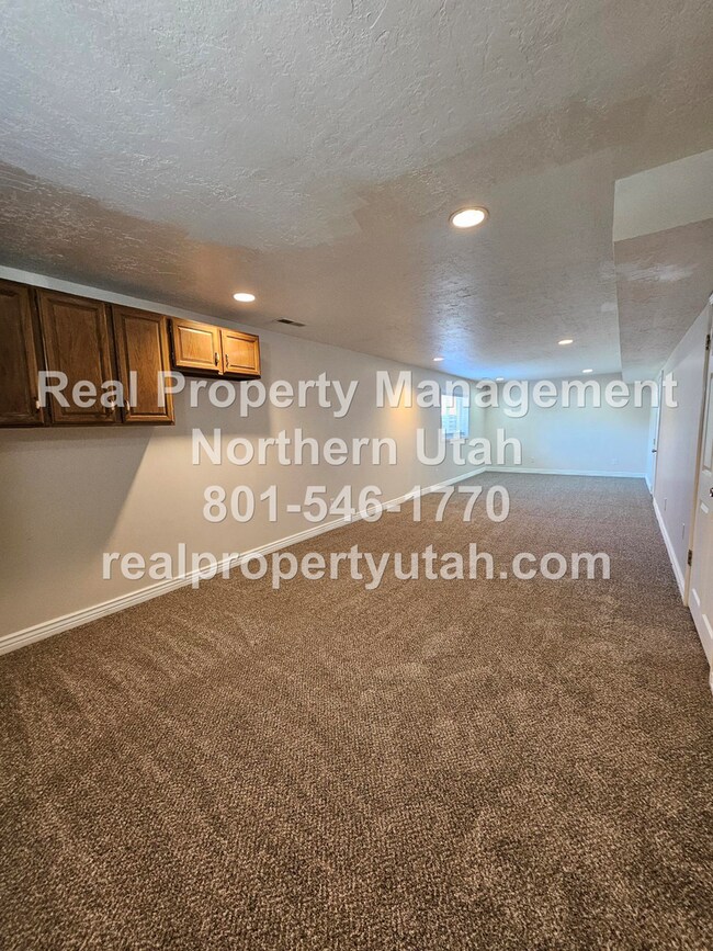 Building Photo - Stunning 4 Bedroom 3 Bath Syracuse Home