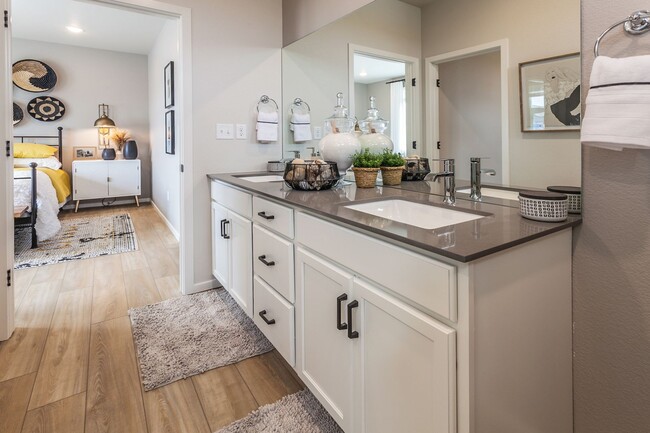 Building Photo - Modern 2 Bed / 2 Bath 1st Floor Condo w/ 1...