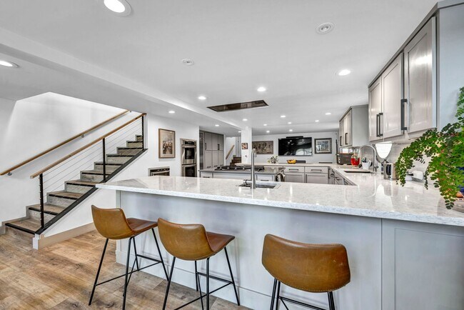 Building Photo - LAKEFRONT LUXURY ON LAKE STANLEY | FULLY FURNISHED + UTILITIES INCLUDED IN GUARDED LAKERIDGE SHORES