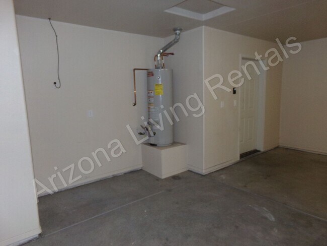 Building Photo - IMMACULATE 3 BEDROOM HOME
