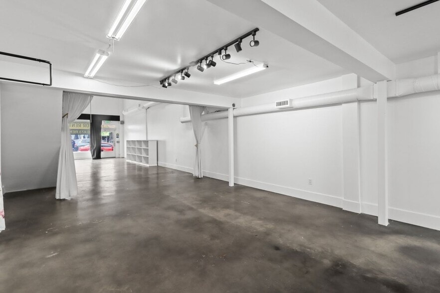 Building Photo - 1050 S Fairfax Ave