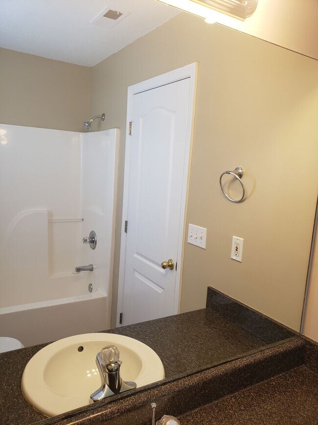 Building Photo - Rent Ready in New Market