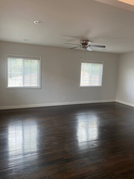 Building Photo - 1519 N Hollywood Way