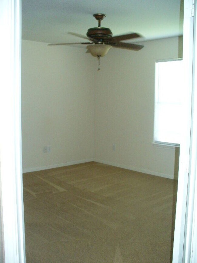 Building Photo - Cozy 3/2 ready for move-in.