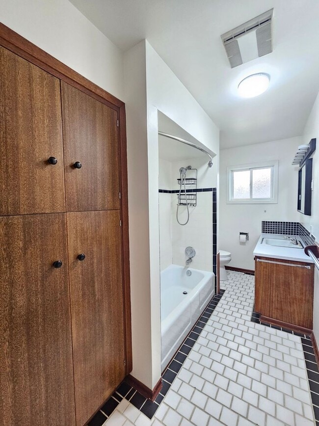 Building Photo - $2,300 - 3 Bed / 2 Bath Rancher Home in Perry District