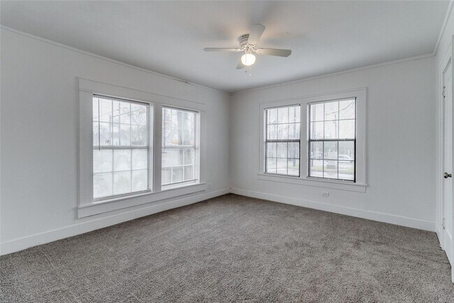 Building Photo - 731 W Hull St