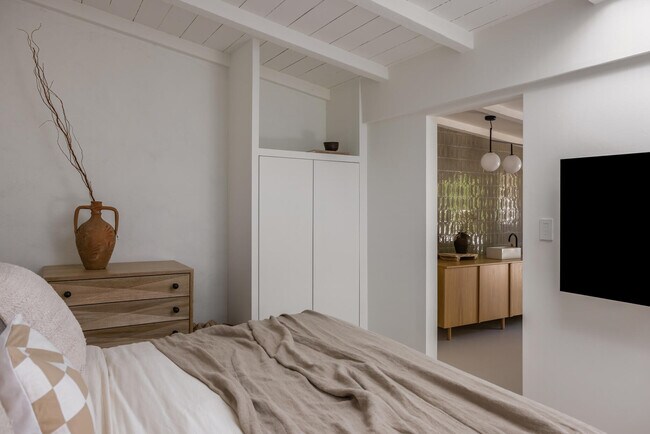 Building Photo - 276 E Granvia Valmonte
