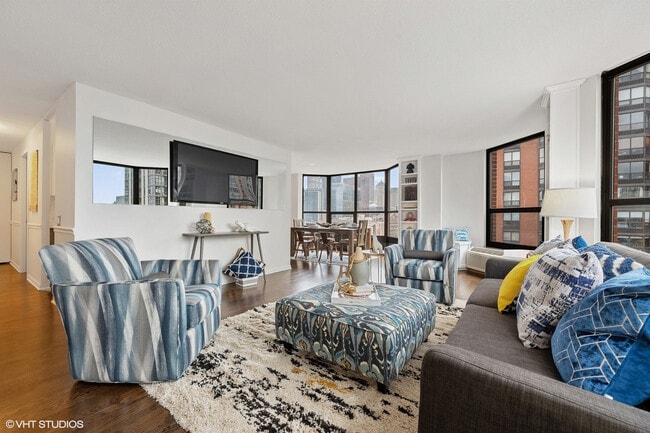 Building Photo - 901 S Plymouth Ct