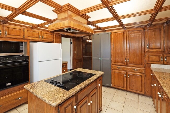 Building Photo - Spacious Canyon Home