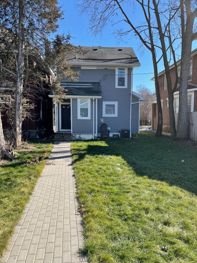Building Photo - Great 2 BR with detached 2-car garage