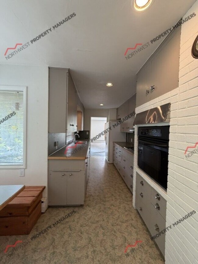 Building Photo - STATUS: AVAILABLE | R138B | $2195 + $100 flat rate for W/S