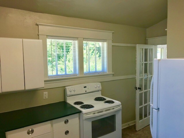 Building Photo - 306 Oakridge Blvd