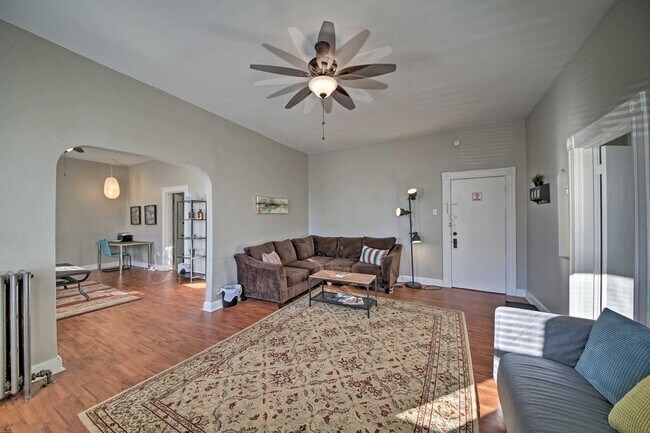 Building Photo - Surprisingly Spacious Apartment with ALL u...