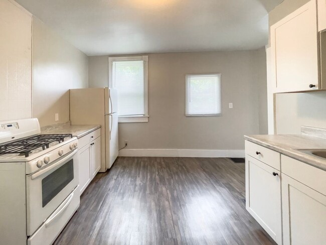 Building Photo - 700 W Powers St