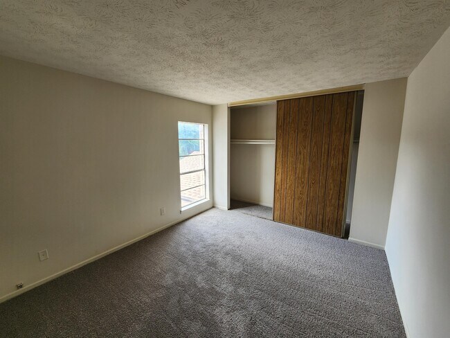 Building Photo - 3250 Strawberry Ln
