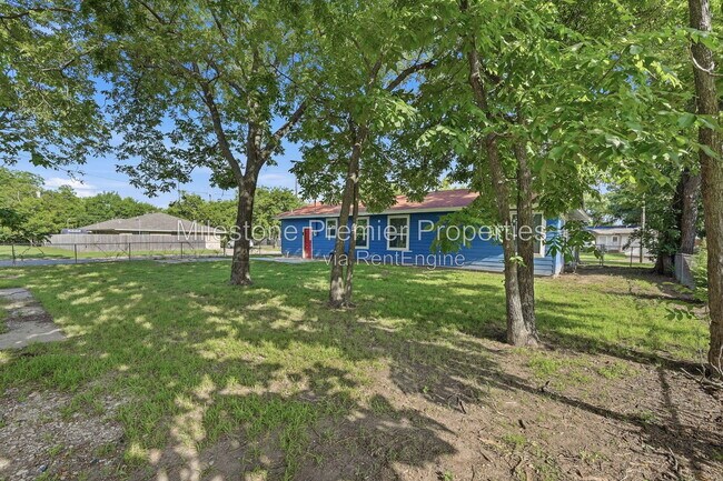 Building Photo - 718 W Belden St