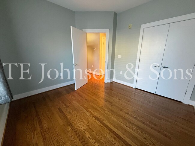 Building Photo - Modern Three Level Townhome in the Heart o...