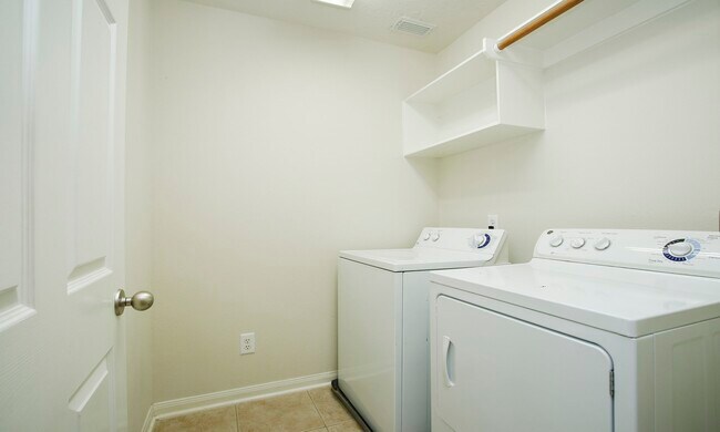 Building Photo - 11 Aquiline Oaks Pl