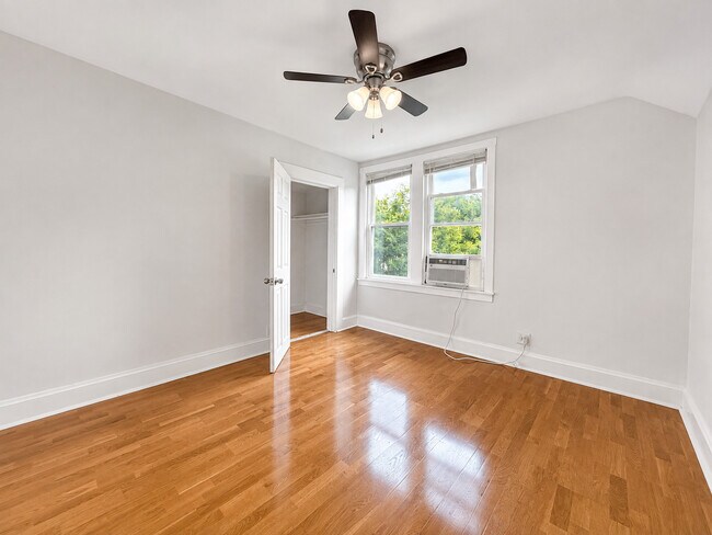 Building Photo - 1830 N Mozart St