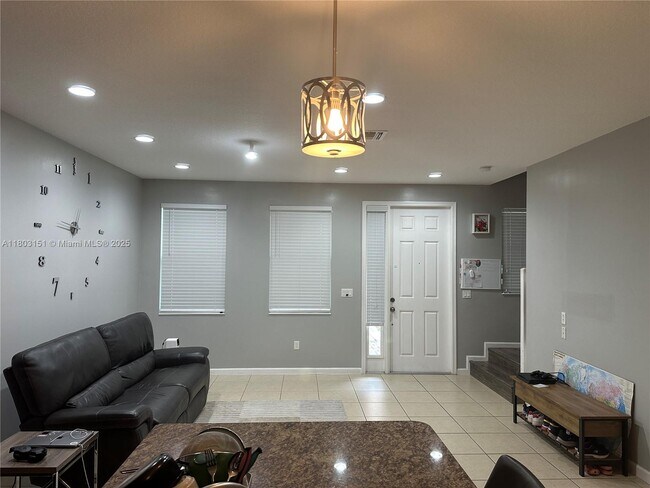 Building Photo - 2947 St Thomas Dr