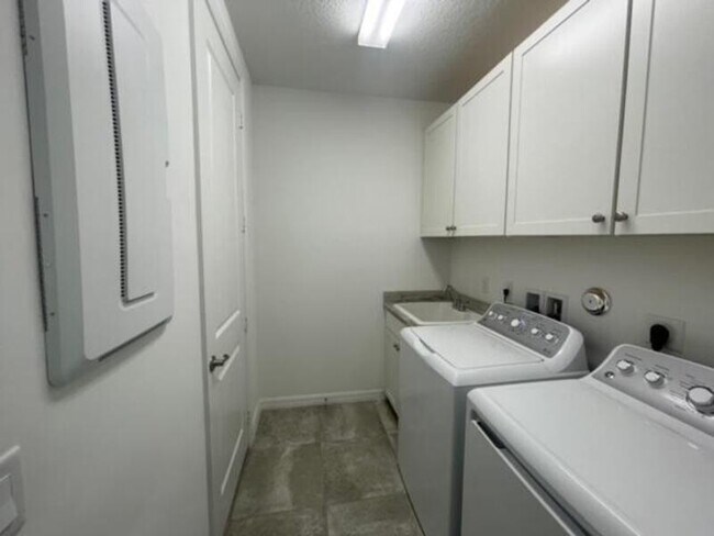 Building Photo - 12885 Trevi Isle