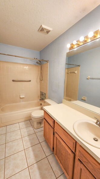 Building Photo - Beautiful 3 bdrm 2 bath botom floor condo available now!