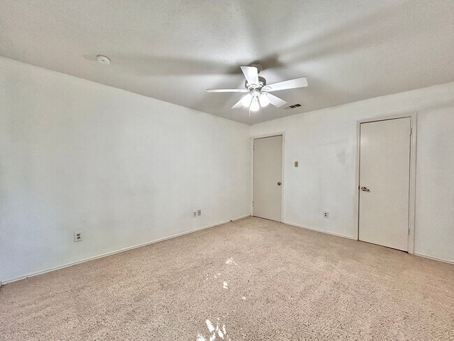 Building Photo - Spacious 4/BR 3.5/BA Two-Story Home with P...