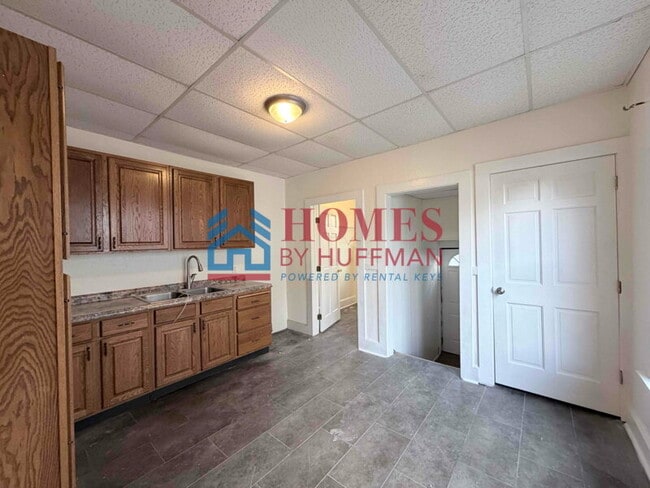 Building Photo - Three Bedroom House