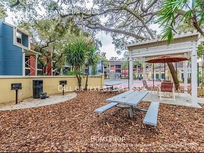 Building Photo - 8746 Key Biscayne Dr