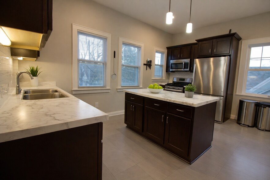 Kitchen - 1939 N Bartlett Ave